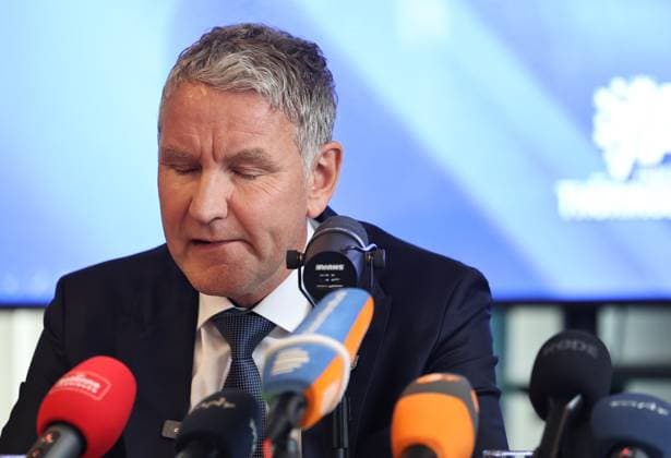 Pressekonferenz AfD - Plagiatsgutachten 20.05.2026, Erfurt, Thueringer Landtag, Raum F056, Pressekonferenz zum neuen Plagiatsgutachten zur Doktorarbeit von Ministerpraesident Mario Voigt unter dem Titel Wissenschaftssimulation? Neues Gutachten belastet Mario Voigts Doktorarbeit schwer im Bild: Fraktionsvorsitzender Bjoern Hoecke (AfD) *** Press conference AfD plagiarism report 20 05 2026, Erfurt, Thuringian state parliament, room F056, Press conference on the new plagiarism report on the doctoral thesis of State Premier Mario Voigt under the title Wissenschaftssimulation Neues Gutachten belastet Mario Voigts Doktorarbeit schwer im Bild Fraktionsvorsitzender Bjoern Hoecke AfD