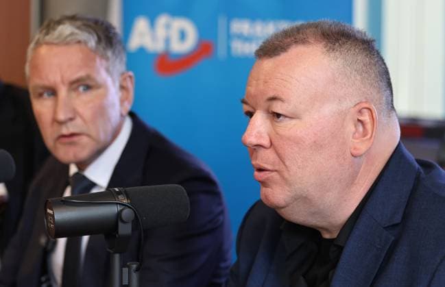 Pressekonferenz AfD - Plagiatsgutachten 20.05.2026, Erfurt, Thueringer Landtag, Raum F056, Pressekonferenz zum neuen Plagiatsgutachten zur Doktorarbeit von Ministerpraesident Mario Voigt unter dem Titel Wissenschaftssimulation? Neues Gutachten belastet Mario Voigts Doktorarbeit schwer im Bild: Fraktionsvorsitzender Bjoern Hoecke (AfD) und Dr. Stefan Weber (Privatdozent an der Universitaet Wien) *** Press conference AfD plagiarism report 20 05 2026, Erfurt, Thuringian state parliament, room F056, Press conference on the new plagiarism report on the doctoral thesis of State Premier Mario Voigt under the title Science simulation New report incriminates Mario Voigts doctoral thesis heavily in the picture parliamentary group leader Bjoern Hoe