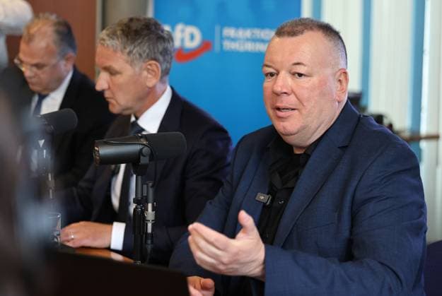 Pressekonferenz AfD - Plagiatsgutachten 20.05.2026, Erfurt, Thueringer Landtag, Raum F056, Pressekonferenz zum neuen Plagiatsgutachten zur Doktorarbeit von Ministerpraesident Mario Voigt unter dem Titel Wissenschaftssimulation? Neues Gutachten belastet Mario Voigts Doktorarbeit schwer im Bild: Pressesprecher Hans-Joerg Jenewein ,Fraktionsvorsitzender Bjoern Hoecke (AfD) und Dr. Stefan Weber (Privatdozent an der Universitaet Wien) *** Press conference AfD plagiarism report 20 05 2026, Erfurt, Thuringian state parliament, room F056, Press conference on the new plagiarism report on the doctoral thesis of Minister President Mario Voigt under the title Science simulation New report incriminates Mario Voigts doctoral thesis heavily in the pict