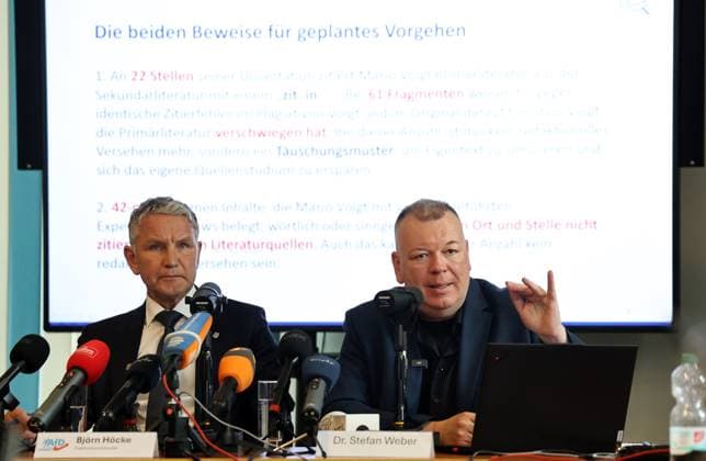 Pressekonferenz AfD - Plagiatsgutachten 20.05.2026, Erfurt, Thueringer Landtag, Raum F056, Pressekonferenz zum neuen Plagiatsgutachten zur Doktorarbeit von Ministerpraesident Mario Voigt unter dem Titel Wissenschaftssimulation? Neues Gutachten belastet Mario Voigts Doktorarbeit schwer im Bild: Fraktionsvorsitzender Bjoern Hoecke (AfD) und Dr. Stefan Weber (Privatdozent an der Universitaet Wien) *** Press conference AfD plagiarism report 20 05 2026, Erfurt, Thuringian state parliament, room F056, Press conference on the new plagiarism report on the doctoral thesis of State Premier Mario Voigt under the title Science simulation New report incriminates Mario Voigts doctoral thesis heavily in the picture parliamentary group leader Bjoern Hoe