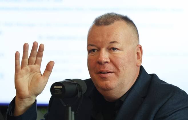Pressekonferenz AfD - Plagiatsgutachten 20.05.2026, Erfurt, Thueringer Landtag, Raum F056, Pressekonferenz zum neuen Plagiatsgutachten zur Doktorarbeit von Ministerpraesident Mario Voigt unter dem Titel Wissenschaftssimulation? Neues Gutachten belastet Mario Voigts Doktorarbeit schwer im Bild: Dr. Stefan Weber (Privatdozent an der Universitaet Wien) *** Press conference AfD plagiarism report 20 05 2026, Erfurt, Thuringian state parliament, room F056, Press conference on the new plagiarism report on the doctoral thesis of State Premier Mario Voigt under the title Science simulation New report heavily incriminates Mario Voigts doctoral thesis in the picture Dr Stefan Weber private lecturer at the University of Vienna