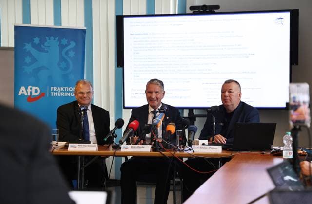 Pressekonferenz AfD - Plagiatsgutachten 20.05.2026, Erfurt, Thueringer Landtag, Raum F056, Pressekonferenz zum neuen Plagiatsgutachten zur Doktorarbeit von Ministerpraesident Mario Voigt unter dem Titel Wissenschaftssimulation? Neues Gutachten belastet Mario Voigts Doktorarbeit schwer im Bild: Pressesprecher Hans-Joerg Jenewein ,Fraktionsvorsitzender Bjoern Hoecke (AfD) und Dr. Stefan Weber (Privatdozent an der Universitaet Wien) *** Press conference AfD plagiarism report 20 05 2026, Erfurt, Thuringian state parliament, room F056, Press conference on the new plagiarism report on the doctoral thesis of Minister President Mario Voigt under the title Science simulation New report incriminates Mario Voigts doctoral thesis heavily in the pict