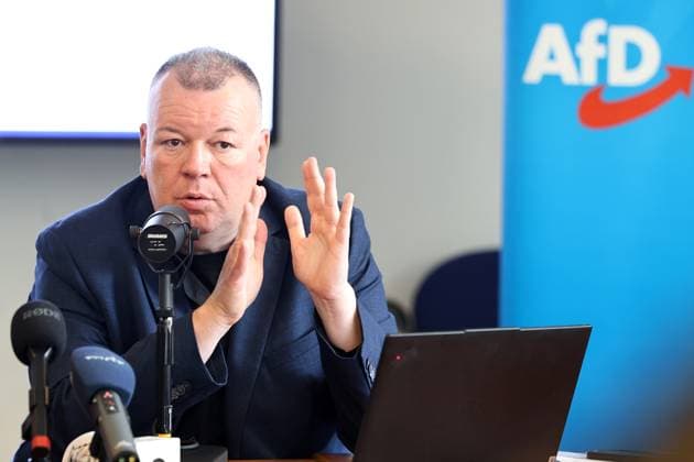 Pressekonferenz AfD - Plagiatsgutachten 20.05.2026, Erfurt, Thueringer Landtag, Raum F056, Pressekonferenz zum neuen Plagiatsgutachten zur Doktorarbeit von Ministerpraesident Mario Voigt unter dem Titel Wissenschaftssimulation? Neues Gutachten belastet Mario Voigts Doktorarbeit schwer im Bild: Dr. Stefan Weber (Privatdozent an der Universitaet Wien) *** Press conference AfD plagiarism report 20 05 2026, Erfurt, Thuringian state parliament, room F056, Press conference on the new plagiarism report on the doctoral thesis of State Premier Mario Voigt under the title Science simulation New report heavily incriminates Mario Voigts doctoral thesis in the picture Dr Stefan Weber private lecturer at the University of Vienna