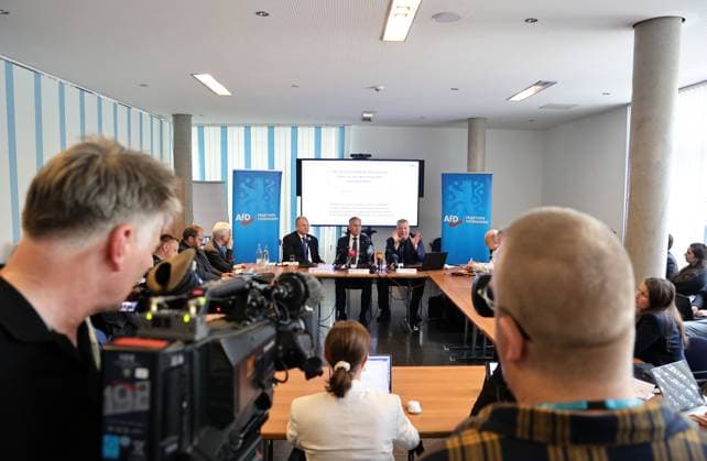 Pressekonferenz AfD - Plagiatsgutachten 20.05.2026, Erfurt, Thueringer Landtag, Raum F056, Pressekonferenz zum neuen Plagiatsgutachten zur Doktorarbeit von Ministerpraesident Mario Voigt unter dem Titel Wissenschaftssimulation? Neues Gutachten belastet Mario Voigts Doktorarbeit schwer im Bild: Pressesprecher Hans-Joerg Jenewein ,Fraktionsvorsitzender Bjoern Hoecke (AfD) und Dr. Stefan Weber (Privatdozent an der Universitaet Wien) *** Press conference AfD plagiarism report 20 05 2026, Erfurt, Thuringian state parliament, room F056, Press conference on the new plagiarism report on the doctoral thesis of Minister President Mario Voigt under the title Science simulation New report incriminates Mario Voigts doctoral thesis heavily in the pict