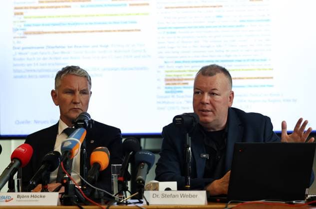 Pressekonferenz AfD - Plagiatsgutachten 20.05.2026, Erfurt, Thueringer Landtag, Raum F056, Pressekonferenz zum neuen Plagiatsgutachten zur Doktorarbeit von Ministerpraesident Mario Voigt unter dem Titel Wissenschaftssimulation? Neues Gutachten belastet Mario Voigts Doktorarbeit schwer im Bild: Fraktionsvorsitzender Bjoern Hoecke (AfD) und Dr. Stefan Weber (Privatdozent an der Universitaet Wien) *** Press conference AfD plagiarism report 20 05 2026, Erfurt, Thuringian state parliament, room F056, Press conference on the new plagiarism report on the doctoral thesis of State Premier Mario Voigt under the title Science simulation New report incriminates Mario Voigts doctoral thesis heavily in the picture parliamentary group leader Bjoern Hoe