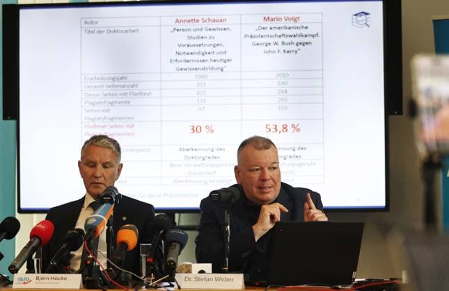 Pressekonferenz AfD - Plagiatsgutachten 20.05.2026, Erfurt, Thueringer Landtag, Raum F056, Pressekonferenz zum neuen Plagiatsgutachten zur Doktorarbeit von Ministerpraesident Mario Voigt unter dem Titel Wissenschaftssimulation? Neues Gutachten belastet Mario Voigts Doktorarbeit schwer im Bild: Fraktionsvorsitzender Bjoern Hoecke (AfD) und Dr. Stefan Weber (Privatdozent an der Universitaet Wien) *** Press conference AfD plagiarism report 20 05 2026, Erfurt, Thuringian state parliament, room F056, Press conference on the new plagiarism report on the doctoral thesis of State Premier Mario Voigt under the title Science simulation New report incriminates Mario Voigts doctoral thesis heavily in the picture parliamentary group leader Bjoern Hoe
