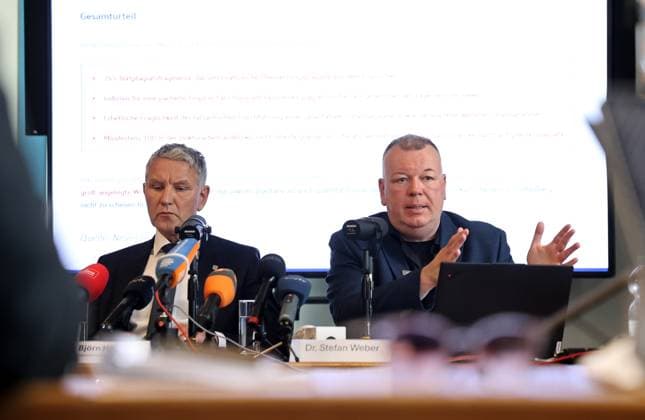 Pressekonferenz AfD - Plagiatsgutachten 20.05.2026, Erfurt, Thueringer Landtag, Raum F056, Pressekonferenz zum neuen Plagiatsgutachten zur Doktorarbeit von Ministerpraesident Mario Voigt unter dem Titel Wissenschaftssimulation? Neues Gutachten belastet Mario Voigts Doktorarbeit schwer im Bild: Fraktionsvorsitzender Bjoern Hoecke (AfD) und Dr. Stefan Weber (Privatdozent an der Universitaet Wien) *** Press conference AfD plagiarism report 20 05 2026, Erfurt, Thuringian state parliament, room F056, Press conference on the new plagiarism report on the doctoral thesis of State Premier Mario Voigt under the title Science simulation New report incriminates Mario Voigts doctoral thesis heavily in the picture parliamentary group leader Bjoern Hoe