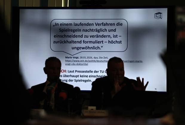 Pressekonferenz AfD - Plagiatsgutachten 20.05.2026, Erfurt, Thueringer Landtag, Raum F056, Pressekonferenz zum neuen Plagiatsgutachten zur Doktorarbeit von Ministerpraesident Mario Voigt unter dem Titel Wissenschaftssimulation? Neues Gutachten belastet Mario Voigts Doktorarbeit schwer im Bild: Fraktionsvorsitzender Bjoern Hoecke (AfD) und Dr. Stefan Weber (Privatdozent an der Universitaet Wien) *** Press conference AfD plagiarism report 20 05 2026, Erfurt, Thuringian state parliament, room F056, Press conference on the new plagiarism report on the doctoral thesis of State Premier Mario Voigt under the title Science simulation New report incriminates Mario Voigts doctoral thesis heavily in the picture parliamentary group leader Bjoern Hoe