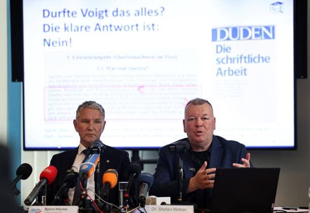 Pressekonferenz AfD - Plagiatsgutachten 20.05.2026, Erfurt, Thueringer Landtag, Raum F056, Pressekonferenz zum neuen Plagiatsgutachten zur Doktorarbeit von Ministerpraesident Mario Voigt unter dem Titel Wissenschaftssimulation? Neues Gutachten belastet Mario Voigts Doktorarbeit schwer im Bild: Fraktionsvorsitzender Bjoern Hoecke (AfD) und Dr. Stefan Weber (Privatdozent an der Universitaet Wien) *** Press conference AfD plagiarism report 20 05 2026, Erfurt, Thuringian state parliament, room F056, Press conference on the new plagiarism report on the doctoral thesis of State Premier Mario Voigt under the title Science simulation New report incriminates Mario Voigts doctoral thesis heavily in the picture parliamentary group leader Bjoern Hoe