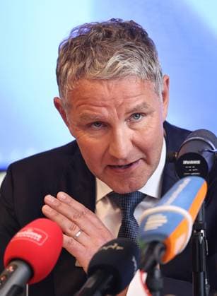 Pressekonferenz AfD - Plagiatsgutachten 20.05.2026, Erfurt, Thueringer Landtag, Raum F056, Pressekonferenz zum neuen Plagiatsgutachten zur Doktorarbeit von Ministerpraesident Mario Voigt unter dem Titel Wissenschaftssimulation? Neues Gutachten belastet Mario Voigts Doktorarbeit schwer im Bild: Fraktionsvorsitzender Bjoern Hoecke (AfD) *** Press conference AfD plagiarism report 20 05 2026, Erfurt, Thuringian state parliament, room F056, Press conference on the new plagiarism report on the doctoral thesis of State Premier Mario Voigt under the title Wissenschaftssimulation Neues Gutachten belastet Mario Voigts Doktorarbeit schwer im Bild Fraktionsvorsitzender Bjoern Hoecke AfD