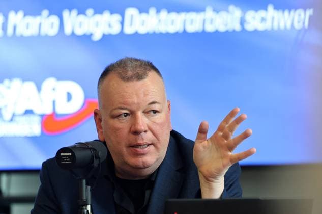 Pressekonferenz AfD - Plagiatsgutachten 20.05.2026, Erfurt, Thueringer Landtag, Raum F056, Pressekonferenz zum neuen Plagiatsgutachten zur Doktorarbeit von Ministerpraesident Mario Voigt unter dem Titel Wissenschaftssimulation? Neues Gutachten belastet Mario Voigts Doktorarbeit schwer im Bild: Dr. Stefan Weber (Privatdozent an der Universitaet Wien) *** Press conference AfD plagiarism report 20 05 2026, Erfurt, Thuringian state parliament, room F056, Press conference on the new plagiarism report on the doctoral thesis of State Premier Mario Voigt under the title Science simulation New report heavily incriminates Mario Voigts doctoral thesis in the picture Dr Stefan Weber private lecturer at the University of Vienna