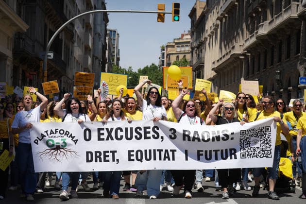 Plataforma Catalunya 0 3 demonstrates in Barcelona to demand improvements in the educational stage from zero to three years Numerous people during the official demonstration called by the educational community of the first cycle of infant education, on May 20, 2026, in Barcelona, Catalunya Espana Families and professionals integrated in the Plataforma Catalunya 0 3 march in a mobilization that goes through the center of the city from Plaça Universitat to Plaça Sant Jaume The meeting serves to demand a universal and free public network, the equalization of the working conditions of educators and a comprehensive improvement of the ratios in the classrooms 20 MAY 2026 LABOR DISPUTE EDUCATION Barcelona, Catalunya Barcelona, Catalunya Espana  Copyright: xDavidxZorrakinox 7537049
