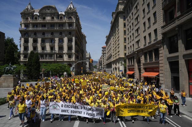 Plataforma Catalunya 0 3 demonstrates in Barcelona to demand improvements in the educational stage from zero to three years Numerous people during the official demonstration called by the educational community of the first cycle of infant education, on May 20, 2026, in Barcelona, Catalunya Espana Families and professionals integrated in the Plataforma Catalunya 0 3 march in a mobilization that goes through the center of the city from Plaça Universitat to Plaça Sant Jaume The meeting serves to demand a universal and free public network, the equalization of the working conditions of educators and a comprehensive improvement of the ratios in the classrooms 20 MAY 2026 LABOR DISPUTE EDUCATION Barcelona, Catalunya Barcelona, Catalunya Espana  Copyright: xDavidxZorrakinox 7537057