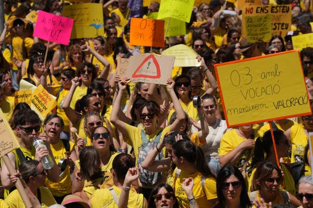 Plataforma Catalunya 0 3 demonstrates in Barcelona to demand improvements in the educational stage from zero to three years Numerous people during the official demonstration called by the educational community of the first cycle of infant education, on May 20, 2026, in Barcelona, Catalunya Espana Families and professionals integrated in the Plataforma Catalunya 0 3 march in a mobilization that goes through the center of the city from Plaça Universitat to Plaça Sant Jaume The meeting serves to demand a universal and free public network, the equalization of the working conditions of educators and a comprehensive improvement of the ratios in the classrooms 20 MAY 2026 LABOR DISPUTE EDUCATION Barcelona, Catalunya Barcelona, Catalunya Espana  Copyright: xDavidxZorrakinox 7537054