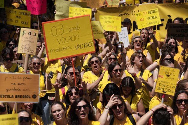 Plataforma Catalunya 0 3 demonstrates in Barcelona to demand improvements in the educational stage from zero to three years Numerous people during the official demonstration called by the educational community of the first cycle of infant education, on May 20, 2026, in Barcelona, Catalunya Espana Families and professionals integrated in the Plataforma Catalunya 0 3 march in a mobilization that goes through the center of the city from Plaça Universitat to Plaça Sant Jaume The meeting serves to demand a universal and free public network, the equalization of the working conditions of educators and a comprehensive improvement of the ratios in the classrooms 20 MAY 2026 LABOR DISPUTE EDUCATION Barcelona, Catalunya Barcelona, Catalunya Espana  Copyright: xDavidxZorrakinox 7537058
