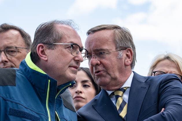 Bundesinnenminister Alexander Dobrindt (in Jacke des Zivilschutzes) und Verteidigungsminister Boris Pistorius vor dem Berliner Hauptbahnhof;Vorstellung Pakt für den Bevölkerungsschutz durch Bundesinnenminister und Verteidigungsminister mit Übergabe von 13 Einsatzfahrzeugen an den Zivilschutz, Berlin Berlin Deutschland Hauptbahnhof, Washingtonplatz *** Federal Interior Minister Alexander Dobrindt in civil defense jacket and Defense Minister Boris Pistorius in front of Berlin Central Station Presentation of the Civil Protection Pact by Federal Interior Minister and Defense Minister with handover of 13 emergency vehicles to civil defense, Berlin Berlin Germany Central Station, Washingtonplatz