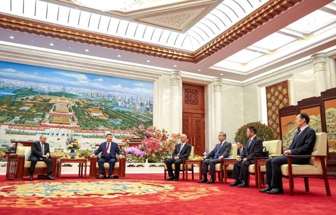China Russia 9169920 20.05.2026 Russian President Vladimir Putin and Chinese President Xi Jinping have tea following their meeting at the Great Hall of the People in Beijing, China. Others, from left, director of the Chinese Communist Party General Office Cai Qi, Chinese Foreign Minister Wang Yi and Chinese Ambassador to Russia Zhang Hanhui. Alexander Kazakov Sputnik Beijing China  Copyright: xAlexanderxKazakovx