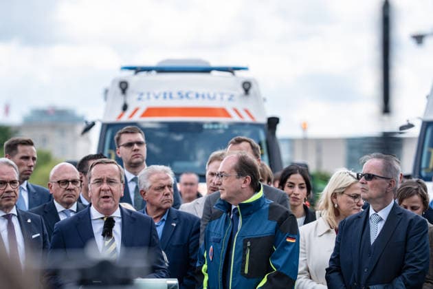Bundesinnenminister Alexander Dobrindt (in Jacke des Zivilschutzes) und Verteidigungsminister Boris Pistorius vor dem Berliner Hauptbahnhof;Vorstellung Pakt für den Bevölkerungsschutz durch Bundesinnenminister und Verteidigungsminister mit Übergabe von 13 Einsatzfahrzeugen an den Zivilschutz, Berlin Berlin Deutschland Hauptbahnhof, Washingtonplatz *** Federal Interior Minister Alexander Dobrindt in civil defense jacket and Defense Minister Boris Pistorius in front of Berlin Central Station Presentation of the Civil Protection Pact by Federal Interior Minister and Defense Minister with handover of 13 emergency vehicles to civil defense, Berlin Berlin Germany Central Station, Washingtonplatz