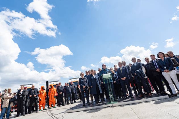 Bundesinnenminister Alexander Dobrindt (in Jacke des Zivilschutzes) und Verteidigungsminister Boris Pistorius vor dem Berliner Hauptbahnhof;Vorstellung Pakt für den Bevölkerungsschutz durch Bundesinnenminister und Verteidigungsminister mit Übergabe von 13 Einsatzfahrzeugen an den Zivilschutz, Berlin Berlin Deutschland Hauptbahnhof, Washingtonplatz *** Federal Interior Minister Alexander Dobrindt in civil defense jacket and Defense Minister Boris Pistorius in front of Berlin Central Station Presentation of the Civil Protection Pact by Federal Interior Minister and Defense Minister with handover of 13 emergency vehicles to the Civil Defense, Berlin Berlin Germany Central Station, Washingtonplatz
