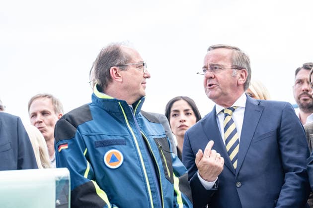 Bundesinnenminister Alexander Dobrindt (in Jacke des Zivilschutzes) und Verteidigungsminister Boris Pistorius vor dem Berliner Hauptbahnhof;Vorstellung Pakt für den Bevölkerungsschutz durch Bundesinnenminister und Verteidigungsminister mit Übergabe von 13 Einsatzfahrzeugen an den Zivilschutz, Berlin Berlin Deutschland Hauptbahnhof, Washingtonplatz *** Federal Interior Minister Alexander Dobrindt in civil defense jacket and Defense Minister Boris Pistorius in front of Berlin Central Station Presentation of the Civil Protection Pact by Federal Interior Minister and Defense Minister with handover of 13 emergency vehicles to civil defense, Berlin Berlin Germany Central Station, Washingtonplatz
