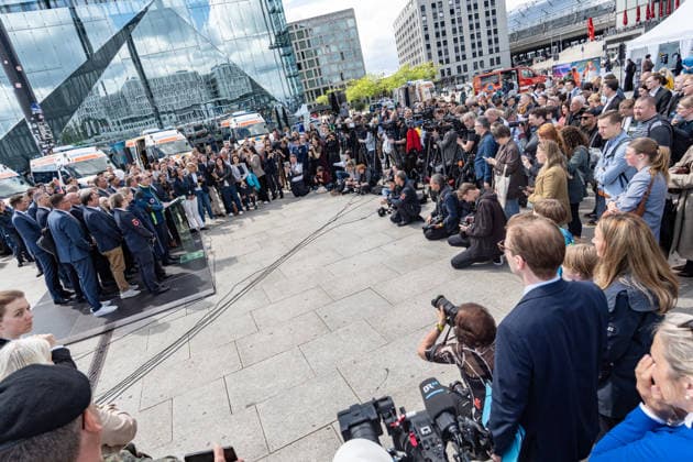 Bundesinnenminister Alexander Dobrindt (in Jacke des Zivilschutzes) und Verteidigungsminister Boris Pistorius vor dem Berliner Hauptbahnhof;Vorstellung Pakt für den Bevölkerungsschutz durch Bundesinnenminister und Verteidigungsminister mit Übergabe von 13 Einsatzfahrzeugen an den Zivilschutz, Berlin Berlin Deutschland Hauptbahnhof, Washingtonplatz *** Federal Interior Minister Alexander Dobrindt in civil defense jacket and Defense Minister Boris Pistorius in front of Berlin Central Station Presentation of the Civil Protection Pact by Federal Interior Minister and Defense Minister with handover of 13 emergency vehicles to civil defense, Berlin Berlin Germany Central Station, Washingtonplatz
