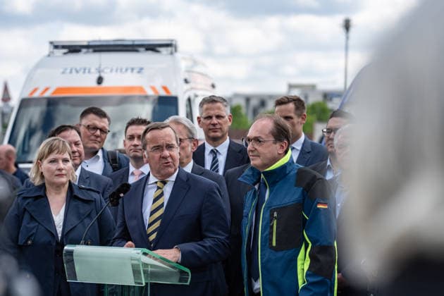 Bundesinnenminister Alexander Dobrindt (in Jacke des Zivilschutzes) und Verteidigungsminister Boris Pistorius vor dem Berliner Hauptbahnhof;Vorstellung Pakt für den Bevölkerungsschutz durch Bundesinnenminister und Verteidigungsminister mit Übergabe von 13 Einsatzfahrzeugen an den Zivilschutz, Berlin Berlin Deutschland Hauptbahnhof, Washingtonplatz *** Federal Interior Minister Alexander Dobrindt in civil defense jacket and Defense Minister Boris Pistorius in front of Berlin Central Station Presentation of the Civil Protection Pact by Federal Interior Minister and Defense Minister with handover of 13 emergency vehicles to civil defense, Berlin Berlin Germany Central Station, Washingtonplatz