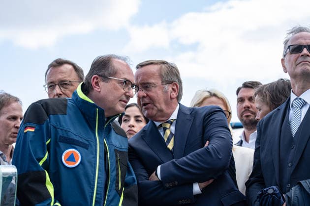 Bundesinnenminister Alexander Dobrindt (in Jacke des Zivilschutzes) und Verteidigungsminister Boris Pistorius vor dem Berliner Hauptbahnhof;Vorstellung Pakt für den Bevölkerungsschutz durch Bundesinnenminister und Verteidigungsminister mit Übergabe von 13 Einsatzfahrzeugen an den Zivilschutz, Berlin Berlin Deutschland Hauptbahnhof, Washingtonplatz *** Federal Interior Minister Alexander Dobrindt in civil defense jacket and Defense Minister Boris Pistorius in front of Berlin Central Station Presentation of the Civil Protection Pact by Federal Interior Minister and Defense Minister with handover of 13 emergency vehicles to civil defense, Berlin Berlin Germany Central Station, Washingtonplatz