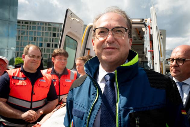 Vorstellung des Pakt fuer den Bevoelkerungsschutz und Uebergabe 13 Einsatzfahrzeuge fuer den Zivilschutz Bundesinnenminister Alexander Dobrindt beim Rundgang beim Sanitaetsdienst zur Vorstellung des Pakt fuer den Bevoelkerungsschutz und Uebergabe 13 Einsatzfahrzeuge fuer den Zivilschutz. Im Mittelpunkt des Termins stehen die Investitionen des Bundes zur Staerkung des Bevoelkerungsschutzes in Deutschland. Spezialfaehigkeiten des Zivilschutzes sowie praktische Hinweise zum Selbstschutz. Berlin Berlin Deutschland *** Presentation of the Pact for the Protection of the Population and Handover of 13 Emergency Vehicles for Civil Defense Federal Minister of the Interior Alexander Dobrindt on a tour of the Medical Service to present the Pact fo