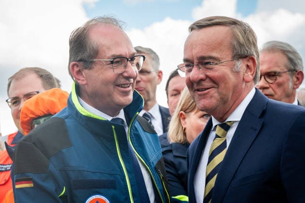 Vorstellung des Pakt fuer den Bevoelkerungsschutz und Uebergabe 13 Einsatzfahrzeuge fuer den Zivilschutz Bundesinnenminister Alexander Dobrindt gemeinsam mit Bundesverteidigungsminister Boris Pistorius gemeinsam im Rahmen der Vorstellung des Pakt fuer den Bevoelkerungsschutz und Uebergabe 13 Einsatzfahrzeuge fuer den Zivilschutz. Im Mittelpunkt des Termins stehen die Investitionen des Bundes zur Staerkung des Bevoelkerungsschutzes in Deutschland. Spezialfaehigkeiten des Zivilschutzes sowie praktische Hinweise zum Selbstschutz. Uebergabe 13 Spezialfahrzeuge fuer den Zivilschutz an ehrenamtliche Einsatzkraefte aus Baden-Württemberg, Berlin, Brandenburg und Thueringen., Berlin , 20.05.2026 Berlin Berlin Deutschland *** Presentation of