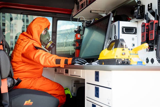 Vorstellung des Pakt fuer den Bevoelkerungsschutz und Uebergabe 13 Einsatzfahrzeuge fuer den Zivilschutz Vorstellung von CBRN-Schutz im Rahmen der Vorstellung des Pakt fuer den Bevoelkerungsschutz und Uebergabe 13 Einsatzfahrzeuge fuer den Zivilschutz. Im Mittelpunkt des Termins stehen die Investitionen des Bundes zur Staerkung des Bevoelkerungsschutzes in Deutschland. Spezialfaehigkeiten des Zivilschutzes sowie praktische Hinweise zum Selbstschutz. Mit dem Bundesinnenminister und dem Bundesverteidigungsminsiters. Uebergabe 13 Spezialfahrzeuge fuer den Zivilschutz an ehrenamtliche Einsatzkraefte aus Baden-Württemberg, Berlin, Brandenburg und Thueringen. Berlin Berlin Deutschland *** Presentation of the Pact for the Protection of the Pop