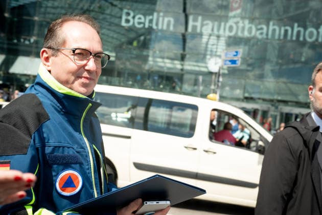 Vorstellung des Pakt fuer den Bevoelkerungsschutz und Uebergabe 13 Einsatzfahrzeuge fuer den Zivilschutz Bundesinnenminister Alexander Dobrindt beim Pressetermin zur Vorstellung des Pakt fuer den Bevoelkerungsschutz und Uebergabe 13 Einsatzfahrzeuge fuer den Zivilschutz. Im Mittelpunkt des Termins stehen die Investitionen des Bundes zur Staerkung des Bevoelkerungsschutzes in Deutschland. Spezialfaehigkeiten des Zivilschutzes sowie praktische Hinweise zum Selbstschutz am Berliner Hauptbahnhof Uebergabe 13 Spezialfahrzeuge fuer den Zivilschutz an ehrenamtliche Einsatzkraefte aus Baden-Württemberg, Berlin, Brandenburg und Thueringen., Berlin , 20.05.2026 Berlin Berlin Deutschland *** Presentation of the Pact for the Protection of the Popu