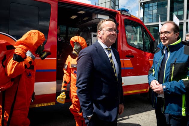 Vorstellung des Pakt fuer den Bevoelkerungsschutz und Uebergabe 13 Einsatzfahrzeuge fuer den Zivilschutz Bundesinnenminister Alexander Dobrindt mit Bundesverteidigungsminister Boris Pistorius bei ihrem gemeinsamen Rundgaung beim CBRN-Schutz und Vorstellung des Pakt fuer den Bevoelkerungsschutz und Uebergabe 13 Einsatzfahrzeuge fuer den Zivilschutz. Im Mittelpunkt des Termins stehen die Investitionen des Bundes zur Staerkung des Bevoelkerungsschutzes in Deutschland. Spezialfaehigkeiten des Zivilschutzes sowie praktische Hinweise zum Selbstschutz. Uebergabe 13 Spezialfahrzeuge fuer den Zivilschutz an ehrenamtliche Einsatzkraefte aus Baden-Württemberg, Berlin, Brandenburg und Thueringen., Berlin , 20.05.2026 Berlin Berlin Deutschland *