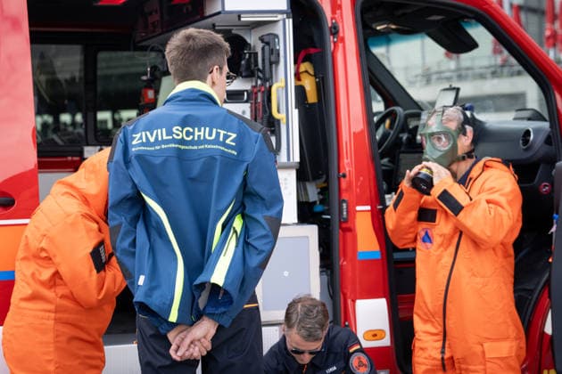 Vorstellung des Pakt fuer den Bevoelkerungsschutz und Uebergabe 13 Einsatzfahrzeuge fuer den Zivilschutz Vorstellung von CBRN-Schutz im Rahmen der Vorstellung des Pakt fuer den Bevoelkerungsschutz und Uebergabe 13 Einsatzfahrzeuge fuer den Zivilschutz. Im Mittelpunkt des Termins stehen die Investitionen des Bundes zur Staerkung des Bevoelkerungsschutzes in Deutschland. Spezialfaehigkeiten des Zivilschutzes sowie praktische Hinweise zum Selbstschutz. Mit dem Bundesinnenminister und dem Bundesverteidigungsminsiters. Uebergabe 13 Spezialfahrzeuge fuer den Zivilschutz an ehrenamtliche Einsatzkraefte aus Baden-Württemberg, Berlin, Brandenburg und Thueringen. Berlin Berlin Deutschland *** Presentation of the Pact for the Protection of the Pop