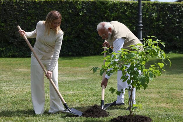 IPA84899010 - Rome, Italy May 20, 2026: Giorgia Meloni with Narendra Modi plant a black mulberry tree donated by Indian Prime Minister . Prime Minister Giorgia Meloni meets with Prime Minister of India Narendra Modi to further strengthen the strategic partnership between Italy and India at Villa Doria Pamphilj for a discussion on economy, innovation, energy and international cooperation.  Copyright: xmarcoxiacobuccix xmarcoxiacobuccix 84899010