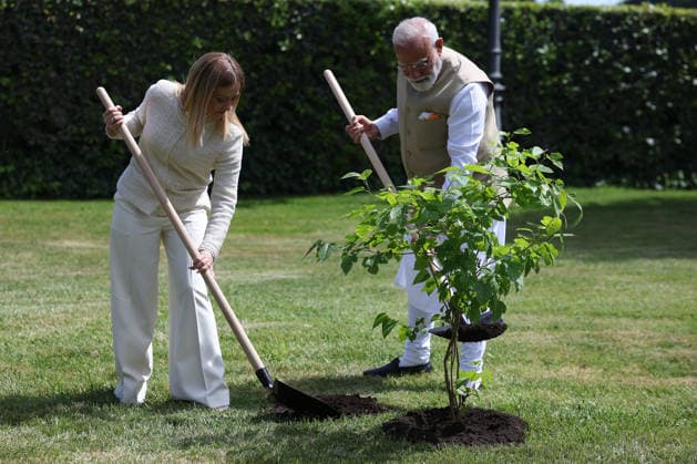 IPA84899073 - Rome, Italy May 20, 2026: Giorgia Meloni with Narendra Modi plant a black mulberry tree donated by Indian Prime Minister . Prime Minister Giorgia Meloni meets with Prime Minister of India Narendra Modi to further strengthen the strategic partnership between Italy and India at Villa Doria Pamphilj for a discussion on economy, innovation, energy and international cooperation.  Copyright: xmarcoxiacobuccix xmarcoxiacobuccix 84899073