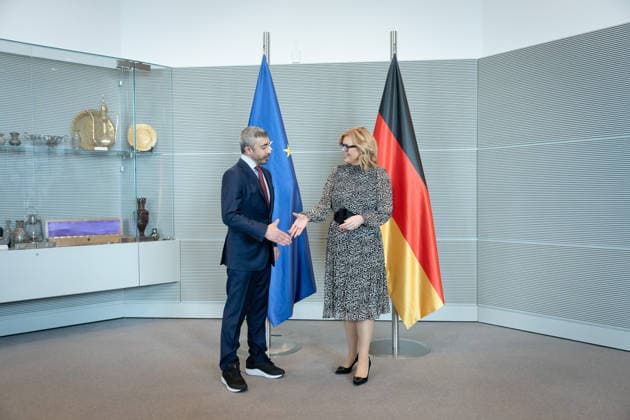 Julia Klöckner, Scheich Abdullah bin Zayed Al Nahyan Berlin, Bundestagspräsidentin, Julia Klöckner, Außenminister VAE, Scheich Abdullah bin Zayed Al Nahyan, Reichstagsgebäude Berlin Berlin GER *** Julia Klöckner, Sheikh Abdullah bin Zayed Al Nahyan Berlin, President of the Bundestag, Julia Klöckner, Foreign Minister UAE, Sheikh Abdullah bin Zayed Al Nahyan, Reichstag Building Berlin Berlin GER