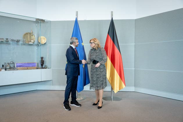 Julia Klöckner, Scheich Abdullah bin Zayed Al Nahyan Berlin, Bundestagspräsidentin, Julia Klöckner, Außenminister VAE, Scheich Abdullah bin Zayed Al Nahyan, Reichstagsgebäude Berlin Berlin GER *** Julia Klöckner, Sheikh Abdullah bin Zayed Al Nahyan Berlin, President of the Bundestag, Julia Klöckner, Foreign Minister UAE, Sheikh Abdullah bin Zayed Al Nahyan, Reichstag Building Berlin Berlin GER