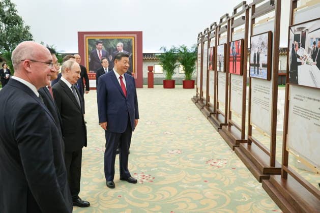 CHINA, BEIJING - MAY 20, 2026: Xi Jinping, President of China, his counterpart Vladimir Putin of Russia, accompanied by Fu Hua, President of the Xinhua News Agency, and Andrei Kondrashov (R-L front), TASS Director General, view a photography exhibition titled Unwavering Friendship of the Great Nations, Strategic Partnership of the Great Powers and held jointly by TASS and Xinhua to mark 25 years since the 2001 Treaty of Good Neighbourliness and Friendly Cooperation between Russia and China. Alexander Kazakov Russian Presidential Press and Information Office TASS  92783760