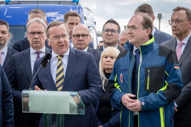 Alexander Dobrindt, Boris Pistorius Berlin, Bundesinnenminister, Alexander Dobrindt, Bundesverteidigungsminister, Boris Pistorius, Pakt für den Bevölkerungsschutz Berlin Berlin GER *** Alexander Dobrindt, Boris Pistorius Berlin, Federal Minister of the Interior, Alexander Dobrindt, Federal Minister of Defense, Boris Pistorius, Pact for Civil Protection Berlin Berlin GER