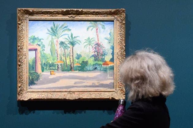 Winston Churchill: The Painter Exhibition Photocall at The Wallace Collection, London, UK - 20 May, 2026 A staff member poses with The Garden of the Mamounia Hotel, Marrakech , 1954 by Winston Churchill as part of an Exhibition titled Winston Churchill: The Painter at The Wallace Collection in London, England, UK on Wednesday 20 May, 2026 which runs from 23 May - 29 November 2026., Credit:Justin Ng Avalon UK, England, London, The Wallace Collection  Copyright: xJustinxNgx xAvalonx 1101409589