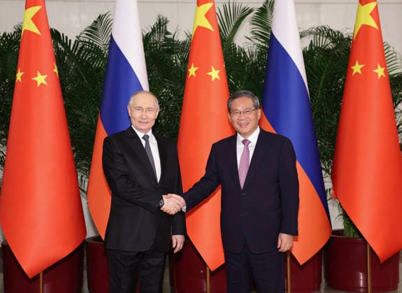 (260520) -- BEIJING, May 20, 2026 -- Chinese Premier Li Qiang meets with Russian President Vladimir Putin, who is on a state visit to China, at the Great Hall of the People in Beijing, capital of China, May 20, 2026. ) CHINA-BEIJING-LI QIANG-RUSSIA-PUTIN-MEETING (CN) HuangxJingwen 