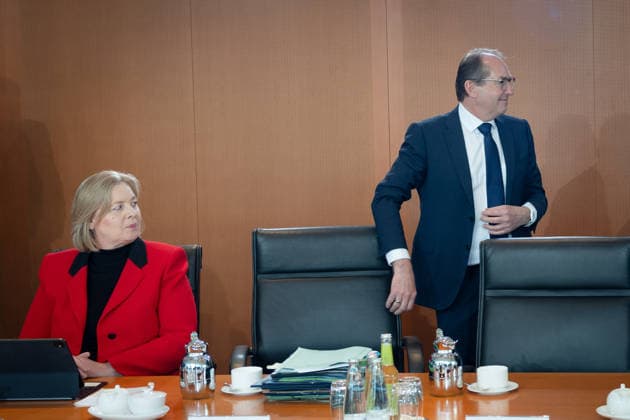 Kabinettsitzung, Bundesregierung, Auftakt Auftakt, Kabinettsitzung, Bundesregierung, Alexander Dobrindt, Bundesinnenminister, Bärbel Bas, Bundesministerin, Arbeit, Soziales Berlin Berlin GER *** Cabinet meeting, Federal Government, Kick-off Kick-off, Cabinet meeting, Federal Government, Alexander Dobrindt, Federal Minister of the Interior, Bärbel Bas, Federal Minister, Labor, Social Affairs Berlin Berlin GER