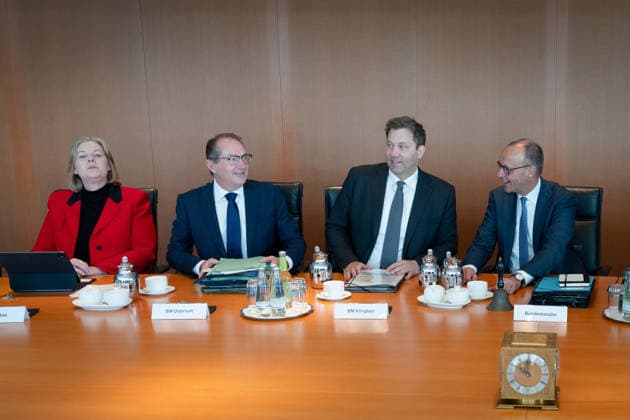 Kabinettsitzung, Bundesregierung, Auftakt Auftakt, Kabinettsitzung, Bundesregierung, Bundeskanzler, Friedrich Merz, Kanzleramtsminister, Thorsten Frei, Lars Klingbeil, Bundesfinanzminister, Vizekanzler, Alexander Dobrindt, Bundesinnenminister, Bärbel Bas, Bundesministerin, Arbeit, Soziales Berlin Berlin GER *** Cabinet meeting, Federal Government, Kick-off Kick-off, Cabinet meeting, Federal Government, Federal Chancellor, Friedrich Merz, Minister of the Chancellery, Thorsten Frei, Lars Klingbeil, Federal Minister of Finance, Vice-Chancellor, Alexander Dobrindt, Federal Minister of the Interior, Bärbel Bas, Federal Minister, Labor, Social Affairs Berlin Berlin GER