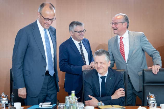 Kabinettsitzung, Bundesregierung, Auftakt Auftakt, Kabinettsitzung, Bundesregierung, Bundeskanzler, Friedrich Merz, Kanzleramtsminister, Thorsten Frei, Stefan Kornelius, Regierungssprecher Berlin Berlin GER *** cabinet meeting, federal government, cabinet meeting, federal government, federal chancellor, Friedrich Merz, minister of the chancellery, Thorsten Frei, Stefan Kornelius, government spokesman Berlin Berlin GER