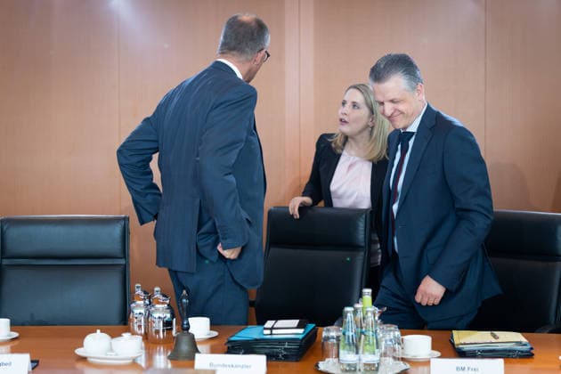 Kabinettsitzung, Bundesregierung, Auftakt Auftakt, Kabinettsitzung, Bundesregierung, Bundeskanzler, Friedrich Merz, Kanzleramtsminister, Thorsten Frei, Verena Hubertz, Bundesministerin, Wohnen, Bauwesen Berlin Berlin GER *** Cabinet meeting, Federal Government, Federal Government, Federal Chancellor, Friedrich Merz, Minister of the Chancellery, Thorsten Frei, Verena Hubertz, Federal Minister, Housing, Construction Berlin Berlin GER