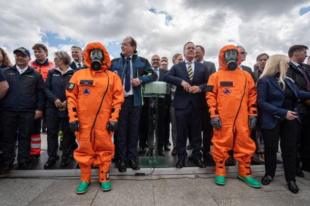 Bundesinnenminister Alexander Dobrindt (in Jacke des Zivilschutzes) und Verteidigungsminister Boris Pistorius vor dem Berliner Hauptbahnhof;Vorstellung Pakt für den Bevölkerungsschutz durch Bundesinnenminister und Verteidigungsminister mit Übergabe von 13 Einsatzfahrzeugen an den Zivilschutz, Berlin Berlin Deutschland Hauptbahnhof, Washingtonplatz *** Federal Interior Minister Alexander Dobrindt in civil defense jacket and Defense Minister Boris Pistorius in front of Berlin Central Station Presentation of the Civil Protection Pact by Federal Interior Minister and Defense Minister with handover of 13 emergency vehicles to civil defense, Berlin Berlin Germany Central Station, Washingtonplatz