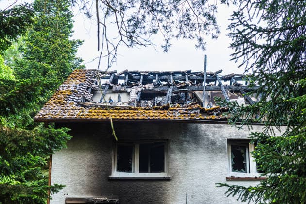 Feuer in ehemaliger Gaststätte Weiterstadt Dachstuhl in Vollbrand Am 20.05.2026 brach gegen 02:37 Uhr ein Feuer in der ehemaligen Gaststätte Storckebrünchen in Weiterstadt aus, die sich unweit der Weiterstädter Landstraße im Waldgebiet zwischen Weiterstadt und Arheilgen befindet. Der Dachstuhl des leerstehenden Gebäudes stand bei Eintreffen der Einsatzkräfte in Vollbrand. Rund 60 Einsatzkräfte der Feuerwehren Weiterstadt, Schneppenhausen, Gräfenhausen und Griesheim waren im Einsatz und verhinderten ein Übergreifen des Feuers auf den umliegenden Wald. Es entstand hoher Sachschaden das Gebäude ist einsturzgefährdet. Die Brandursache ist Gegenstand laufender Ermittlungen des Kommissariats 10 der Polizei. Weiterstadt Hessen