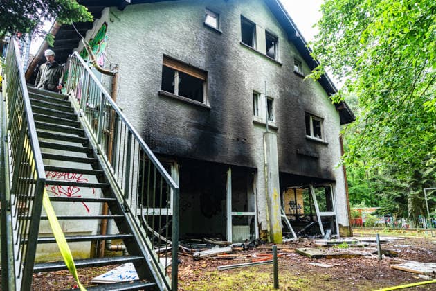 Feuer in ehemaliger Gaststätte Weiterstadt Dachstuhl in Vollbrand Am 20.05.2026 brach gegen 02:37 Uhr ein Feuer in der ehemaligen Gaststätte Storckebrünchen in Weiterstadt aus, die sich unweit der Weiterstädter Landstraße im Waldgebiet zwischen Weiterstadt und Arheilgen befindet. Der Dachstuhl des leerstehenden Gebäudes stand bei Eintreffen der Einsatzkräfte in Vollbrand. Rund 60 Einsatzkräfte der Feuerwehren Weiterstadt, Schneppenhausen, Gräfenhausen und Griesheim waren im Einsatz und verhinderten ein Übergreifen des Feuers auf den umliegenden Wald. Es entstand hoher Sachschaden das Gebäude ist einsturzgefährdet. Die Brandursache ist Gegenstand laufender Ermittlungen des Kommissariats 10 der Polizei. Weiterstadt Hessen