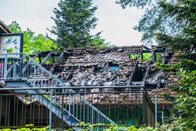 Feuer in ehemaliger Gaststätte Weiterstadt Dachstuhl in Vollbrand Am 20.05.2026 brach gegen 02:37 Uhr ein Feuer in der ehemaligen Gaststätte Storckebrünchen in Weiterstadt aus, die sich unweit der Weiterstädter Landstraße im Waldgebiet zwischen Weiterstadt und Arheilgen befindet. Der Dachstuhl des leerstehenden Gebäudes stand bei Eintreffen der Einsatzkräfte in Vollbrand. Rund 60 Einsatzkräfte der Feuerwehren Weiterstadt, Schneppenhausen, Gräfenhausen und Griesheim waren im Einsatz und verhinderten ein Übergreifen des Feuers auf den umliegenden Wald. Es entstand hoher Sachschaden das Gebäude ist einsturzgefährdet. Die Brandursache ist Gegenstand laufender Ermittlungen des Kommissariats 10 der Polizei. Weiterstadt Hessen