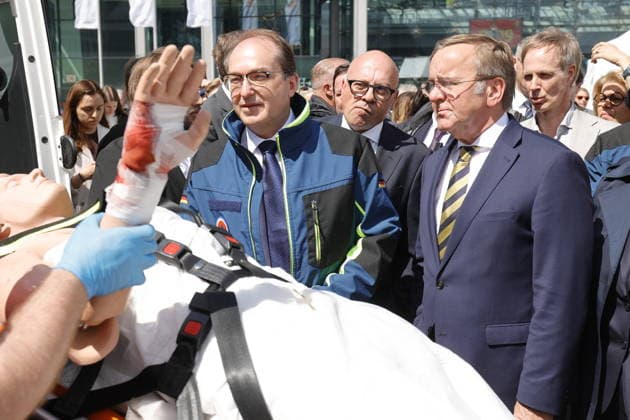 Bundesinnenminister Alexander Dobrindt, Bundesminister Boris Pistorius, Deutschland, Berlin,Bundesinnenminister Alexander Dobrindt stellt Pakt für den Bevölkerungsschutz vor und übergibt 13 Einsatzfahrzeuge für den Zivilschutz *** Federal Minister of the Interior Alexander Dobrindt, Federal Minister Boris Pistorius, Germany, Berlin,Federal Minister of the Interior Alexander Dobrindt presents civil protection pact and hands over 13 emergency vehicles for civil protection